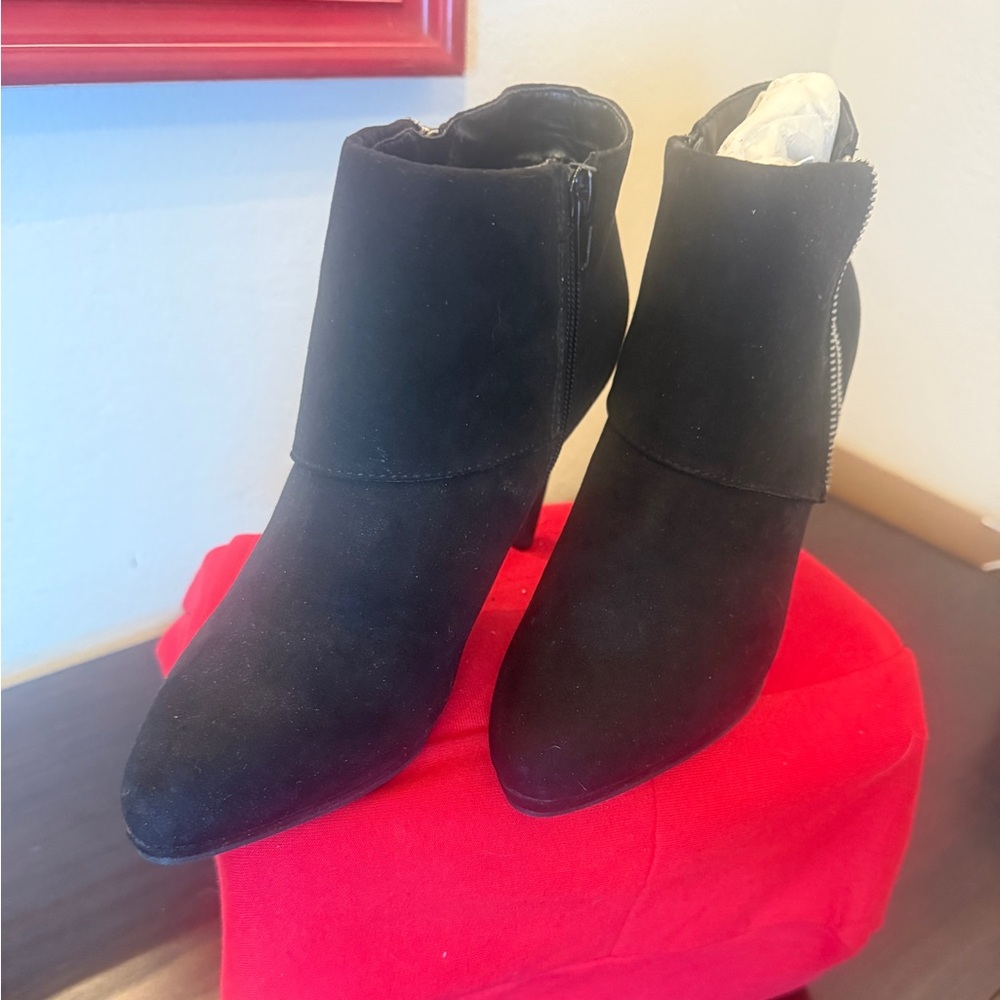 Madeline NWOT Black Ankle Booties inside zipper outside decorative zipper SZ 7.5